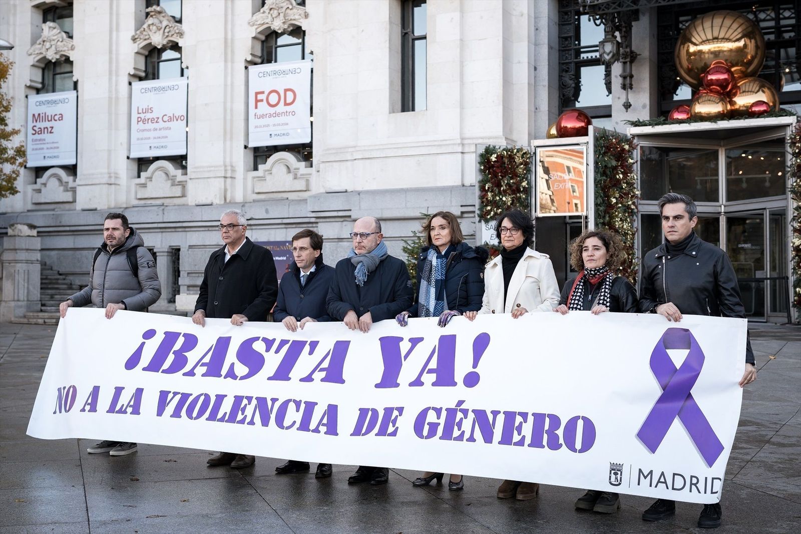 Minuto de silencio en Cibeles por el asesinato de una vecina de Torrejón de Ardoz