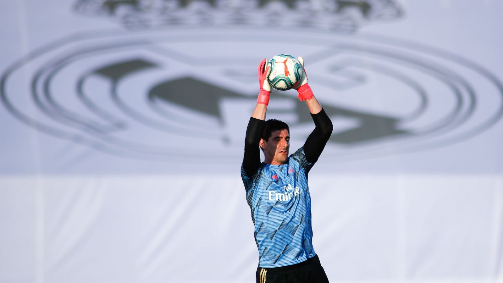 Thibaut Courtois durante el calentamiento del Real Madrid - Villarreal