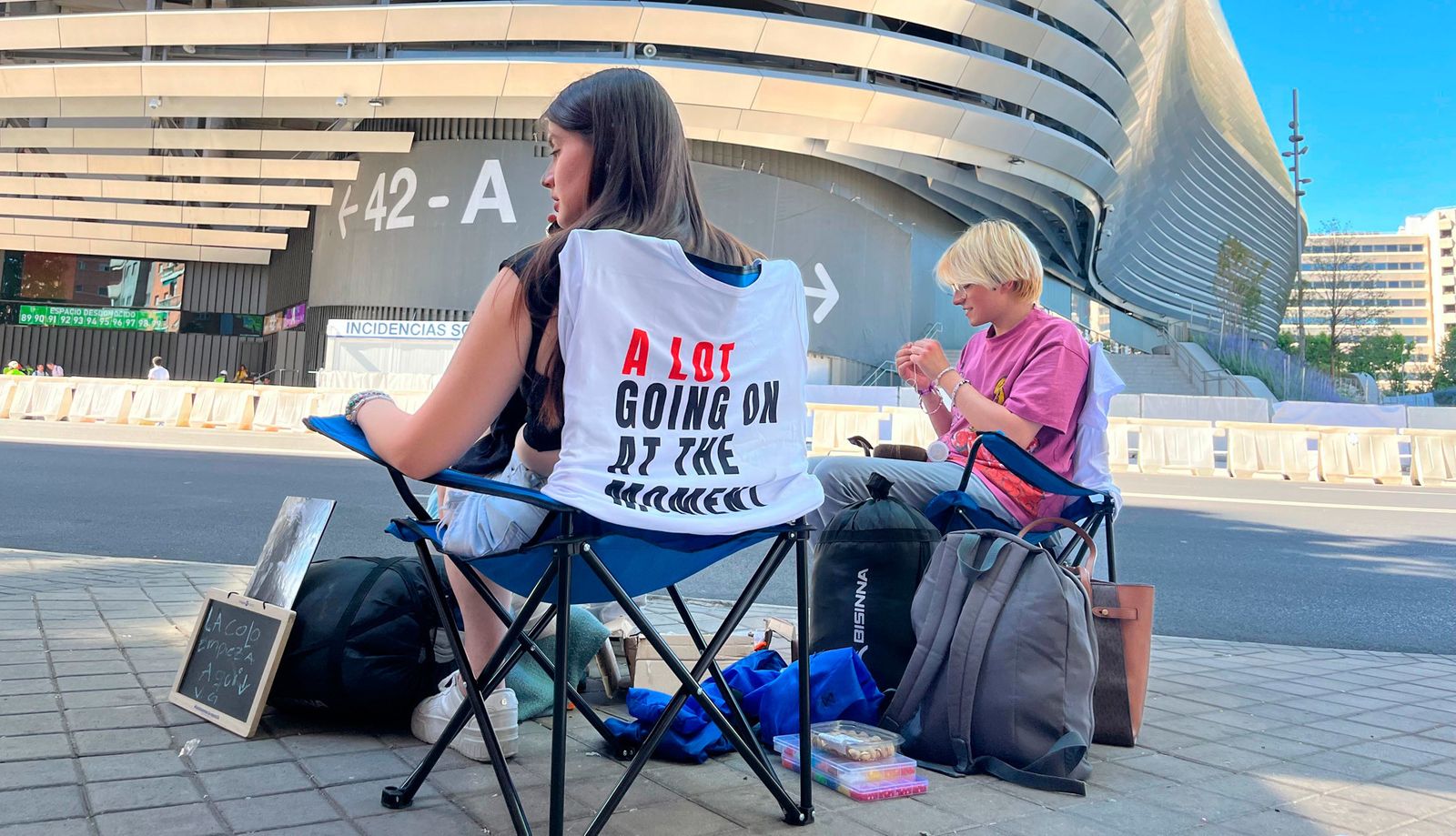 Fans de Taylor Swift acampados en el Bernabéu