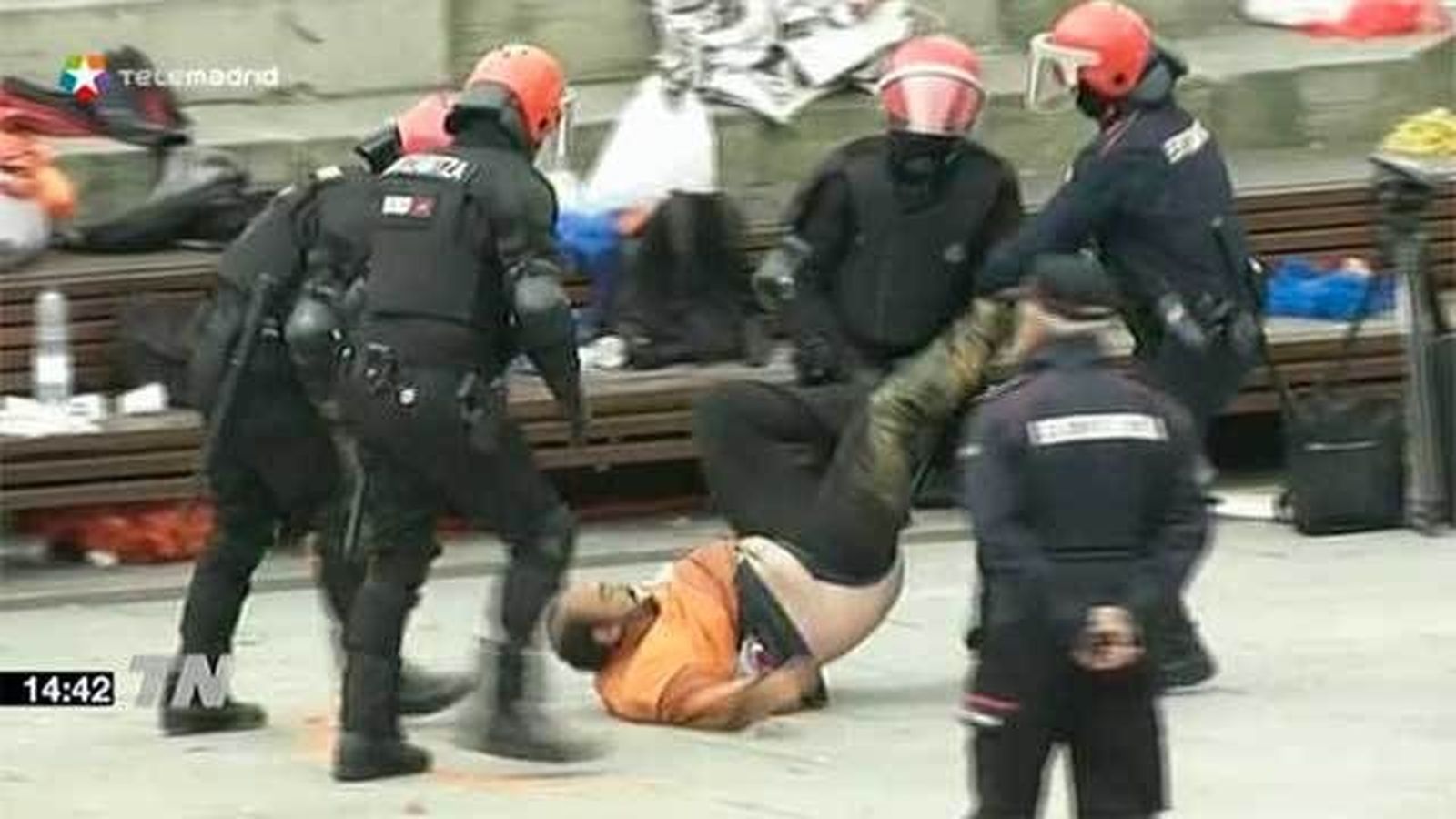 La Ertzaintza detiene en Vitoria a 3 miembros de Segi protegidos por un 'muro popular'