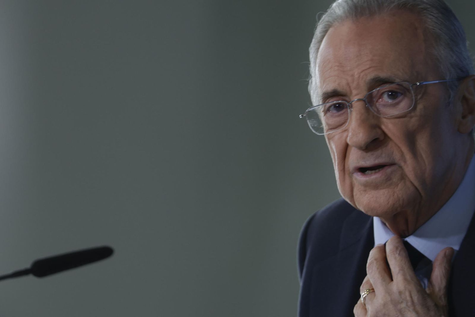Florentino Pérez pasa revista