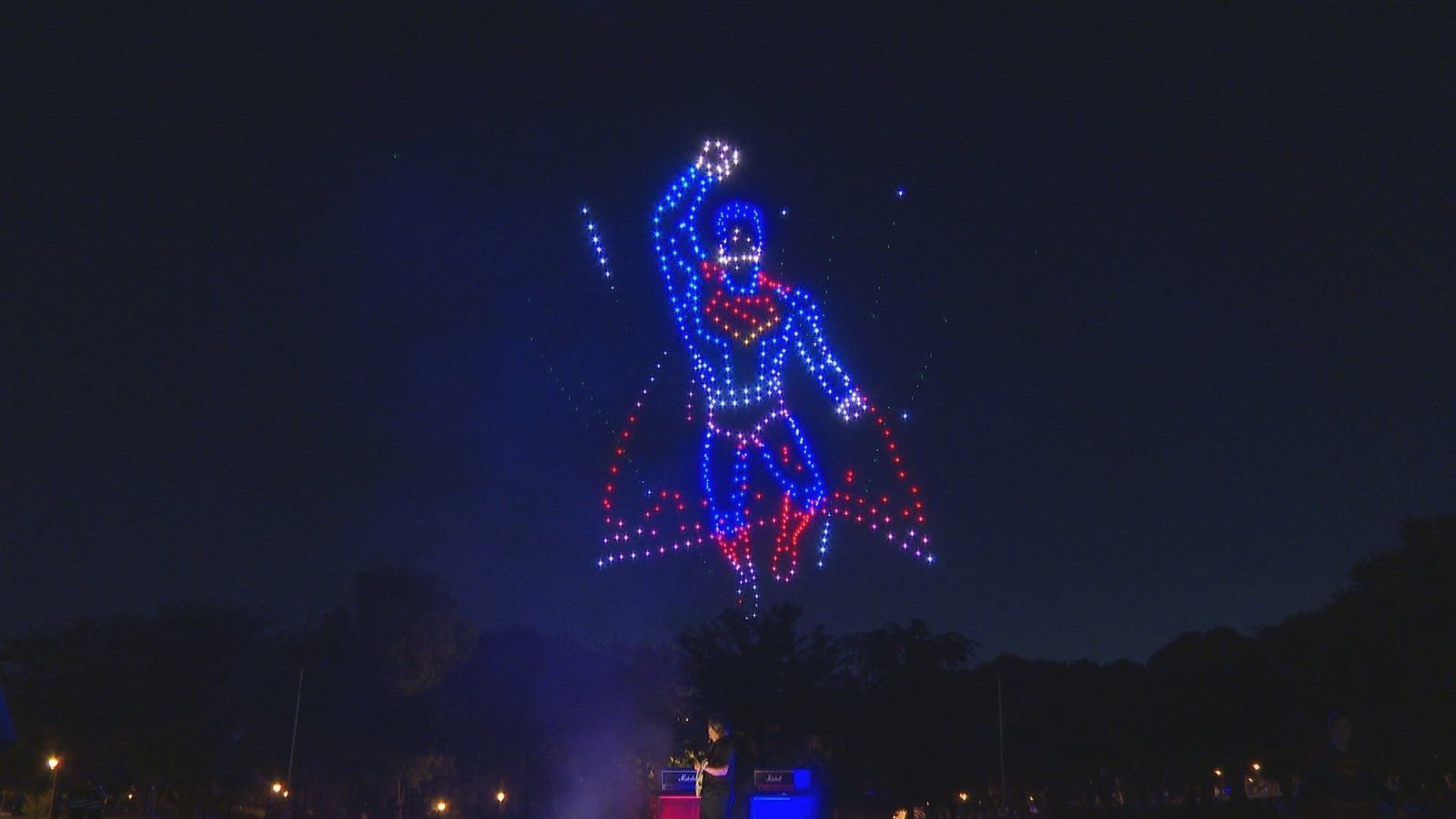 Noche de película en Carabanchel con Superman surcando el cielo gracias a 600 drones
