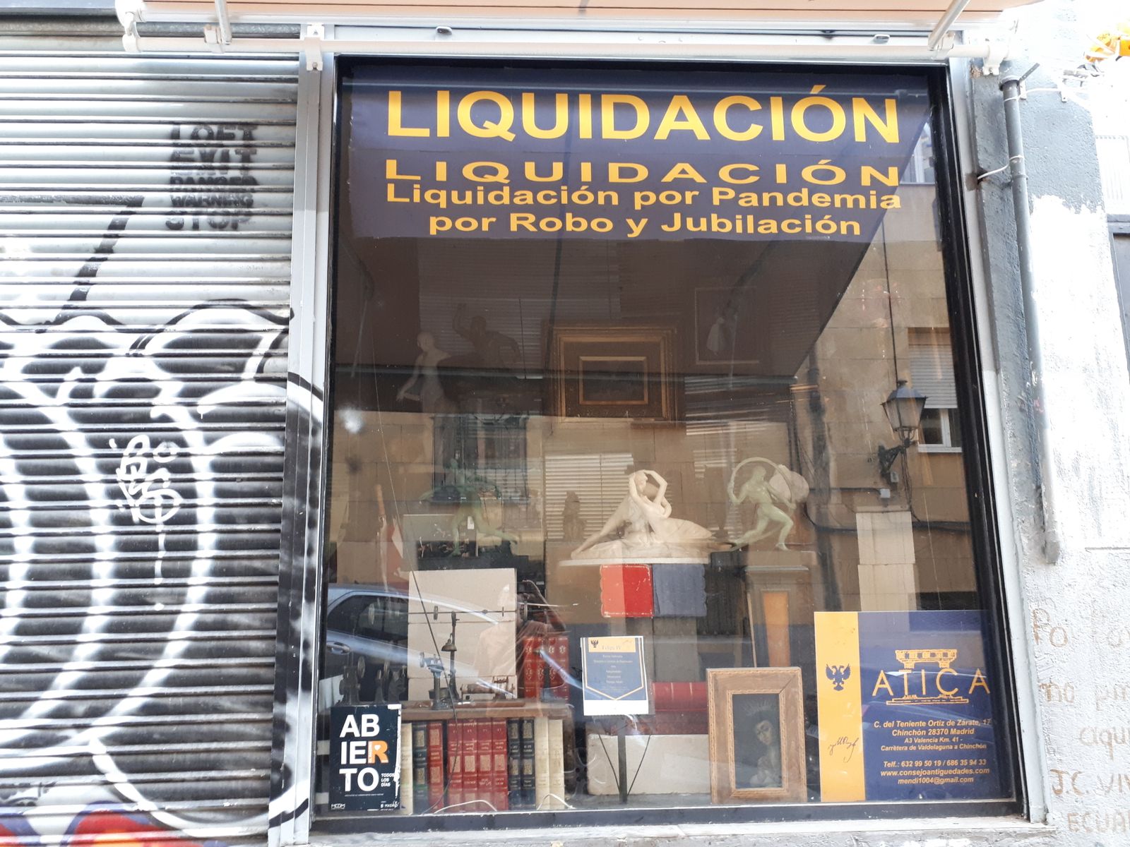 Escaparate de una tienda de antigüedades en La Latina