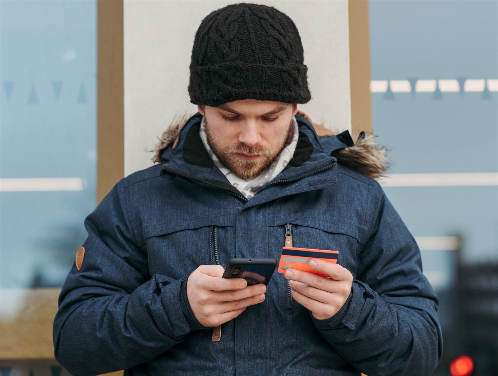Usuario utilizando su teléfono móvil