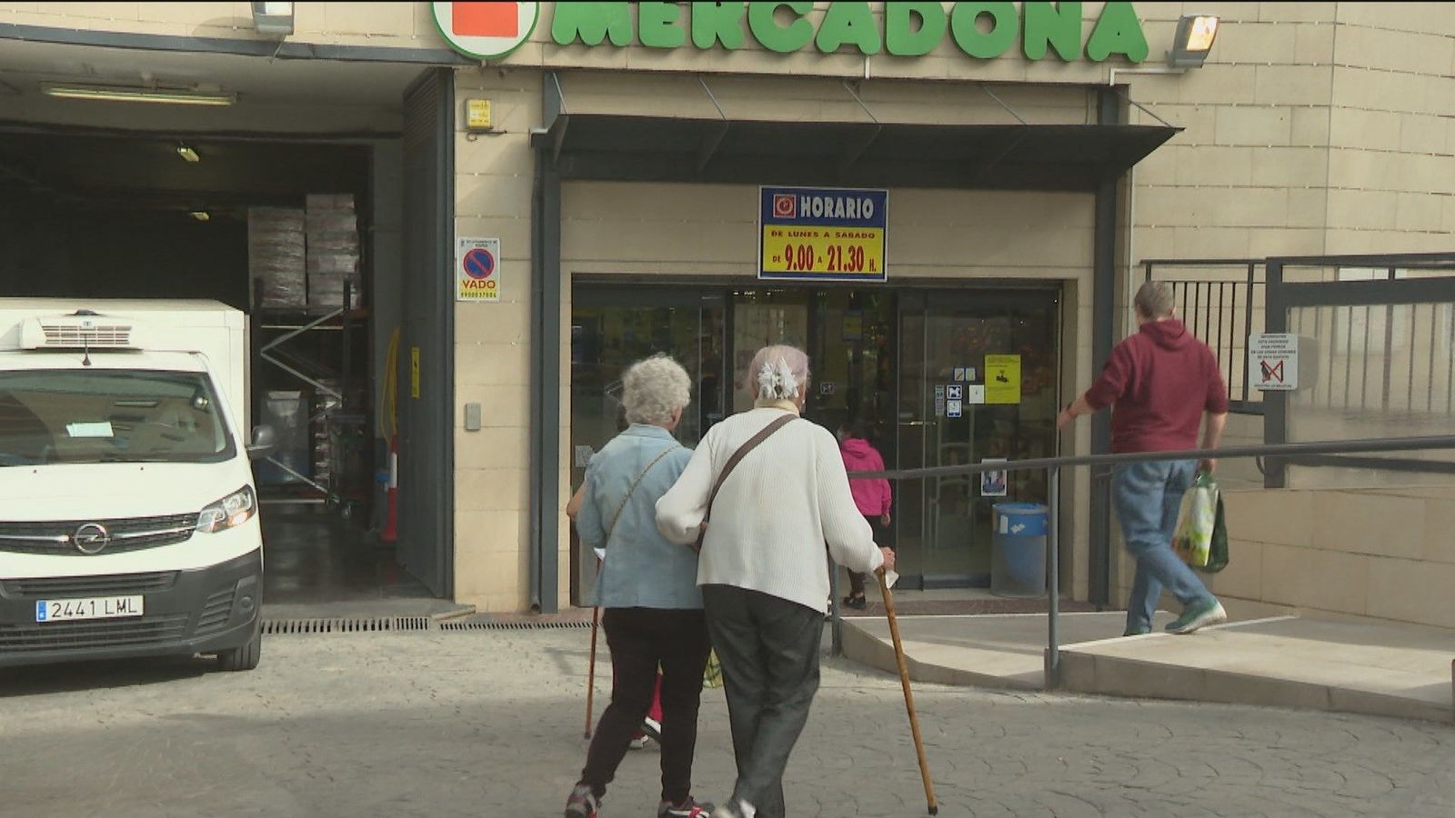Vecinos del barrio de Begoña se movilizan para evitar el cierre de Mercadona