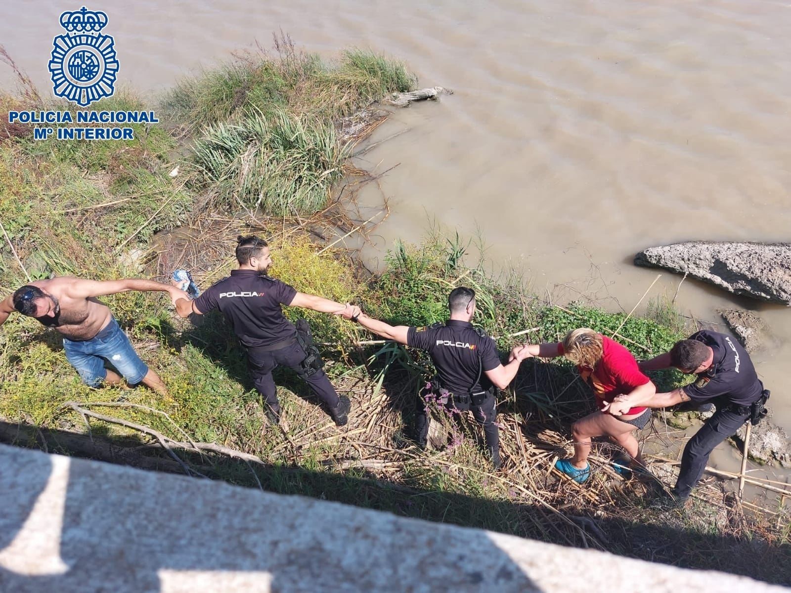 Salvan a una mujer de morir ahogada haciendo una cadena humana en Sevilla
