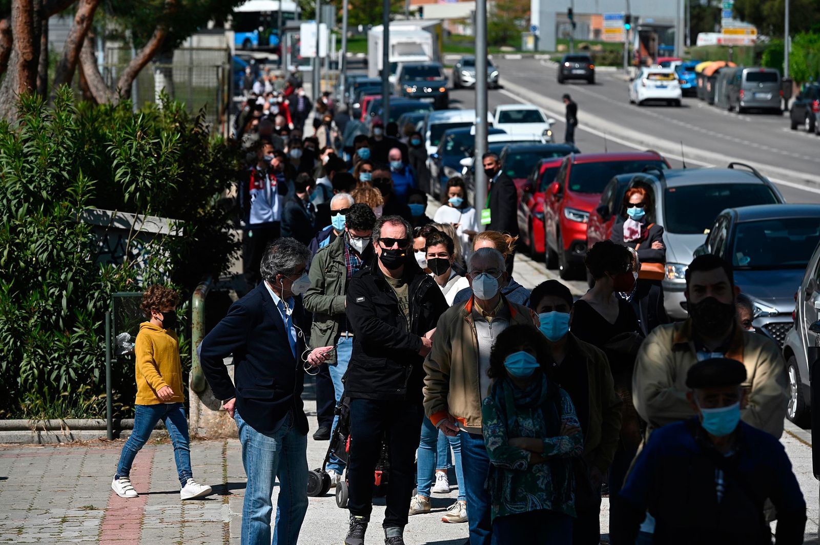Votantes madrileños esperando a depositar su papeleta en el colegio electoral