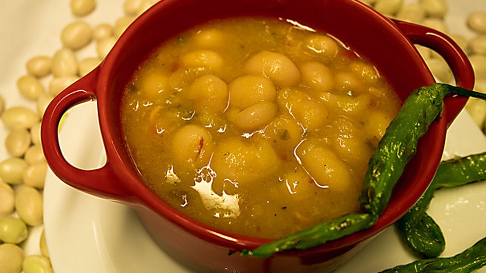 Las pochas de Villodo se presentan al estilo navarro, con verduras y piparras fritas