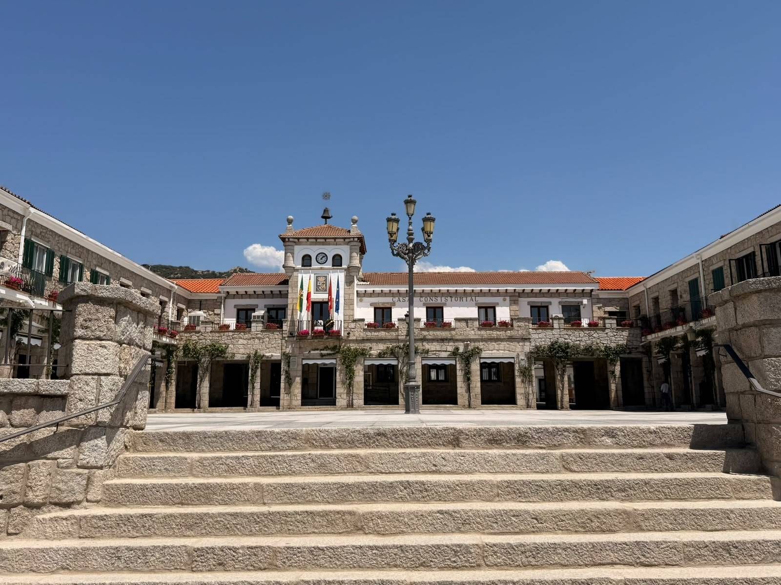 Escalinata, plaza y casa consistorial de Hoyo de Manzanares