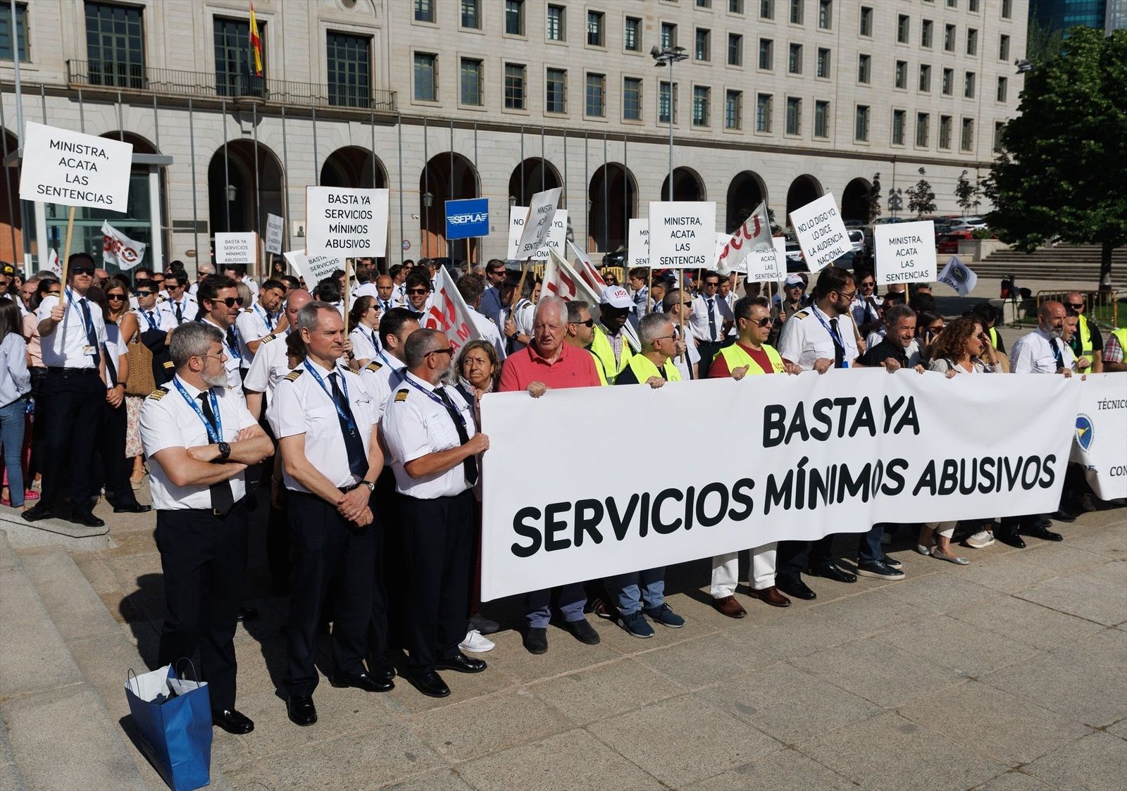 Los pilotos de avión protestan por los servicios mínimos "abusivos" y advierten de más movilizaciones