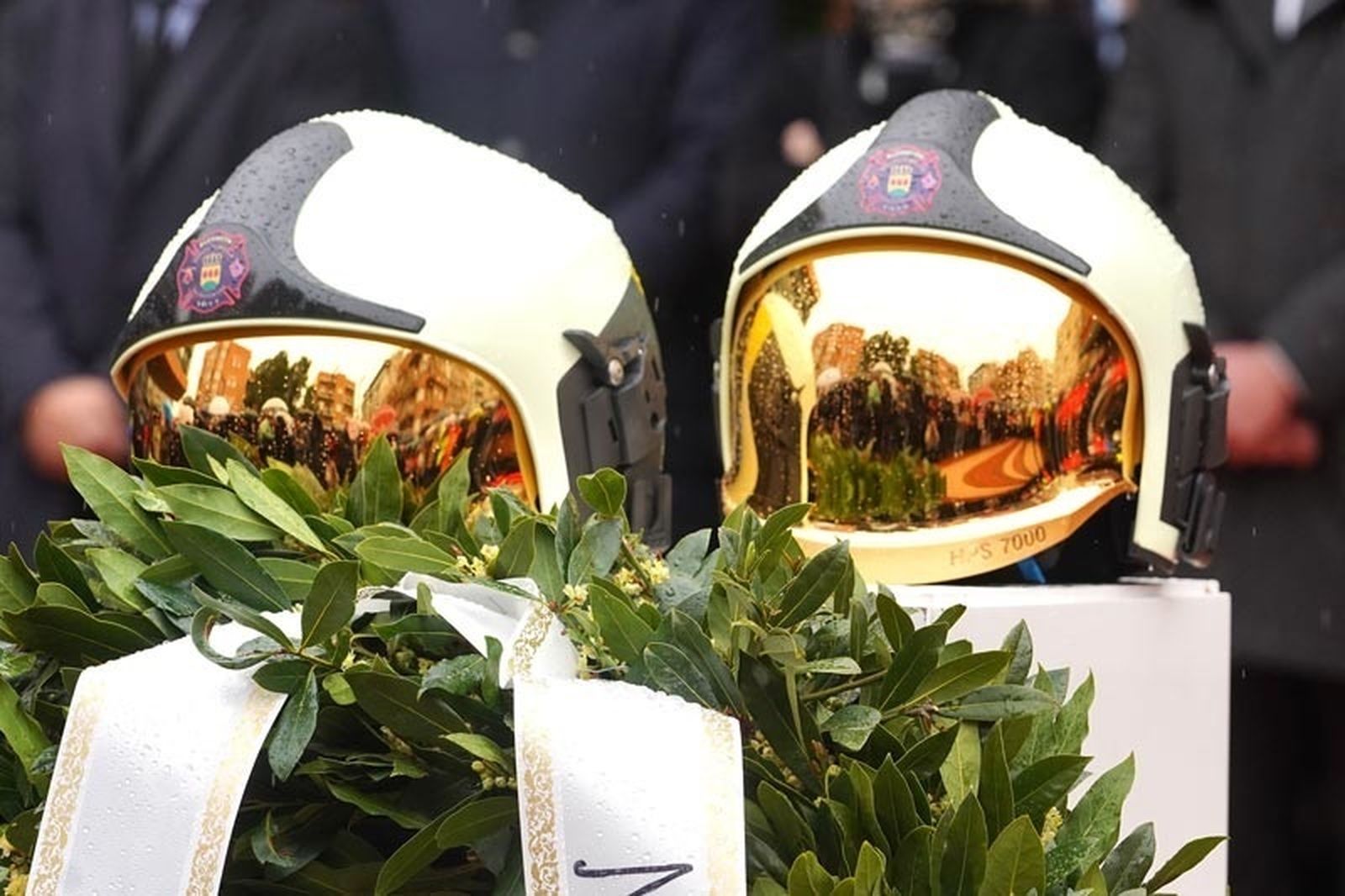 Cascos de los dos bomberos del Ayuntamiento de Alcorcón fallecidos en el incendio de un garaje en abril de 2025