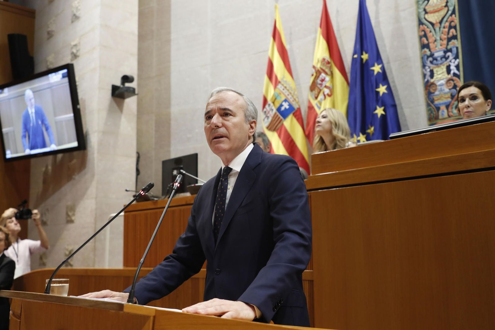 Azcón abre su discurso de investidura con una condena a los últimos crímenes machistas, sin el aplauso de Vox