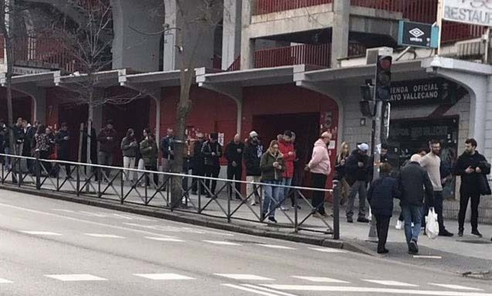 Largas colas en Vallecas para comprar entradas para la visita del Real Madrid