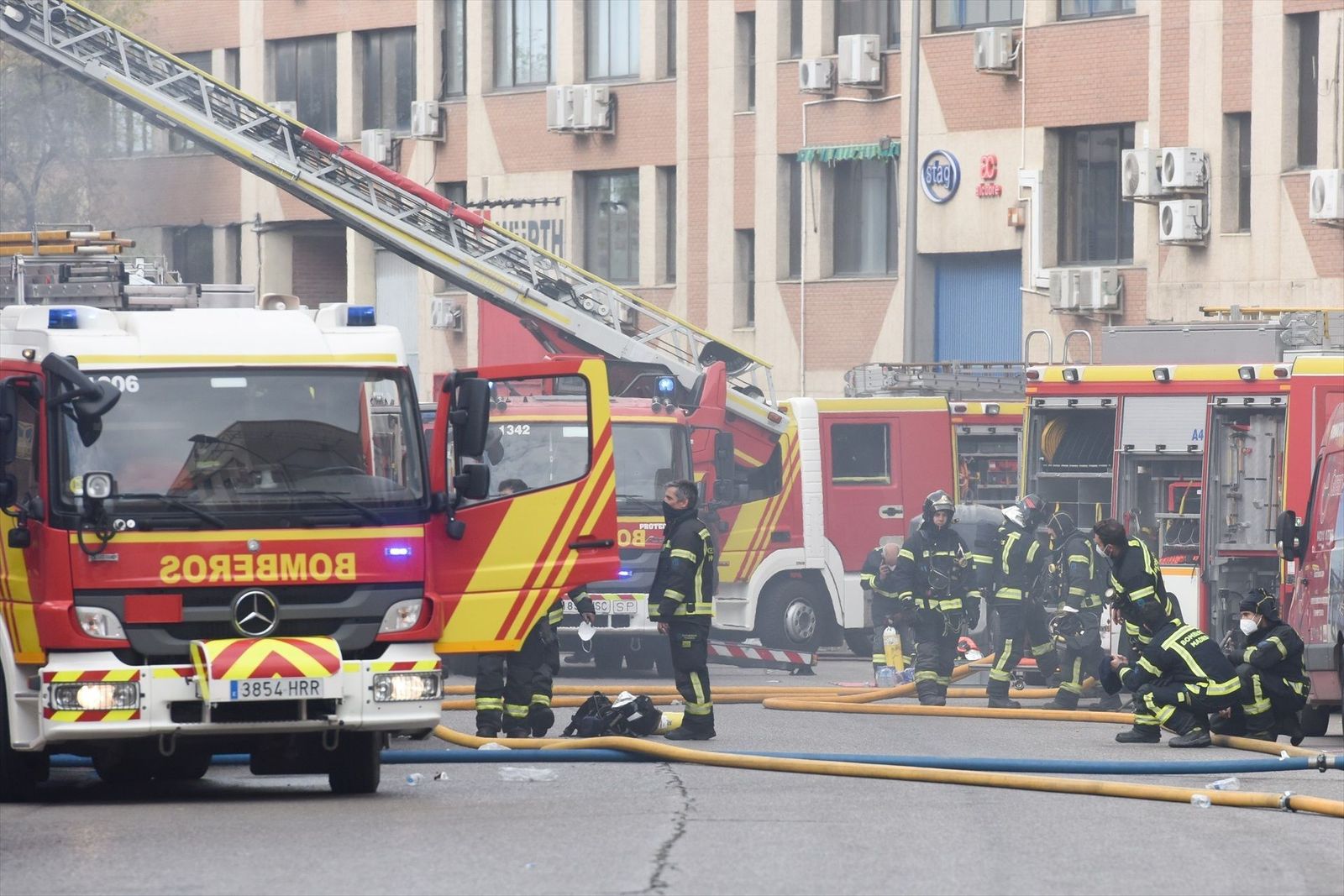 El incendio de una nave industrial en Vallecas, en vías de extinción