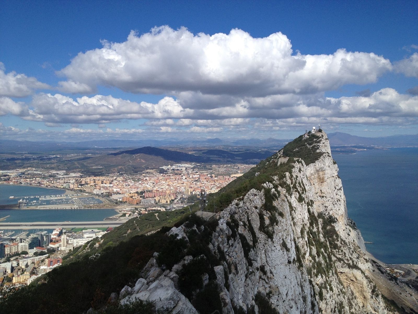 Albares confía en alcanzar un acuerdo con Reino Unido sobre Gibraltar