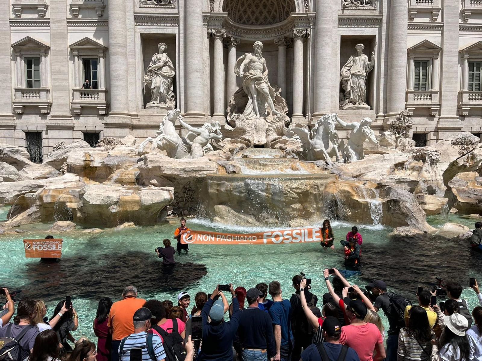 Fontana de Trevi teñida de negro