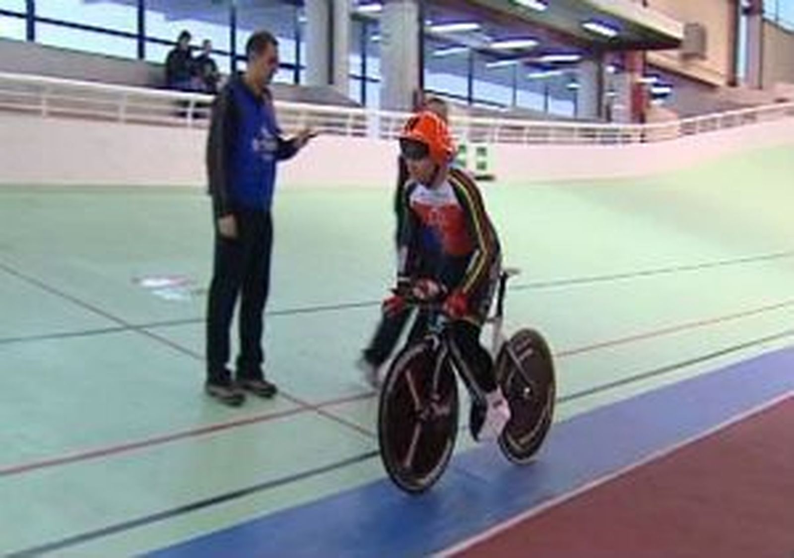 Fran Vacas trata de batir el récord mundial de 1.000 kms de ciclismo indoor