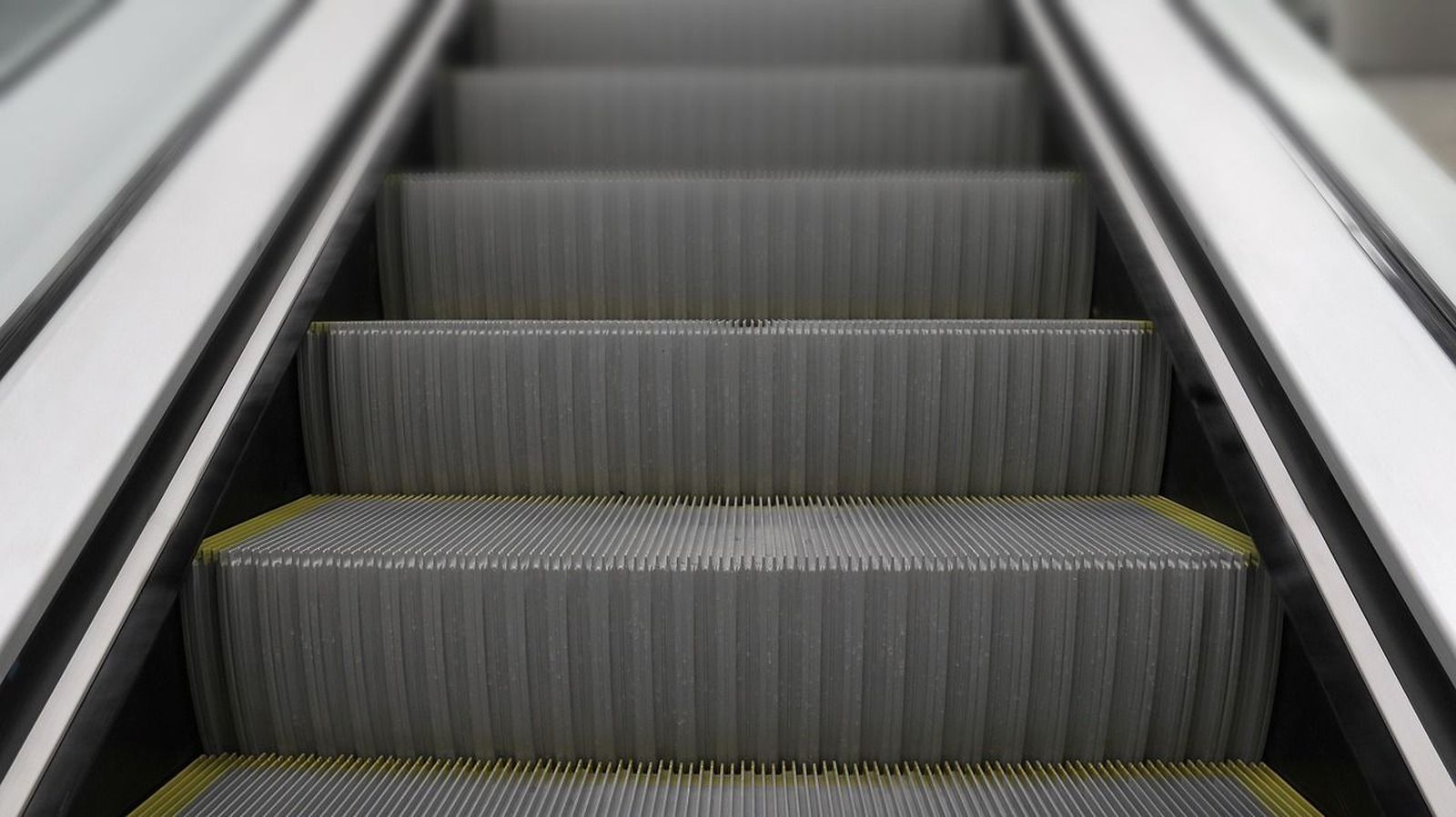 Un niño resulta herido al engancharse el cordón de su zapatilla en una escalera mecánica en Barcelona