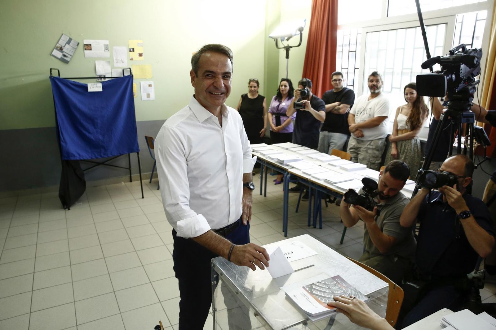 El conservador Mitsotakis alcanza la mayoría absoluta en Grecia, según primeras encuestas
