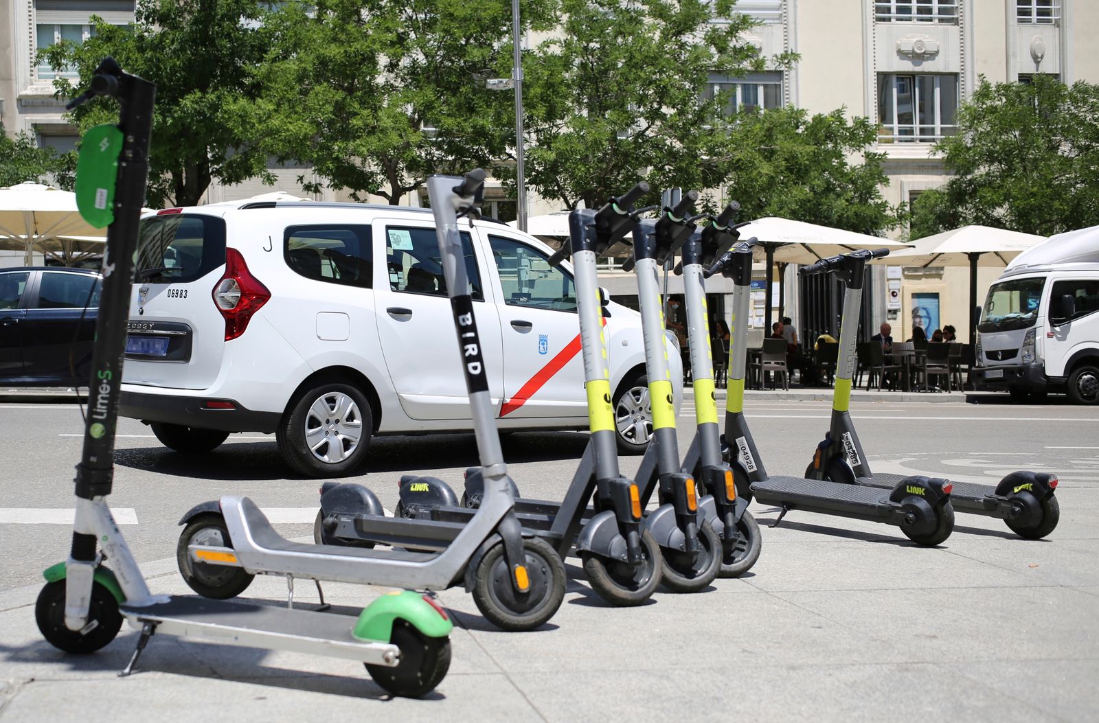 Varios patinetes estacionados en una calle céntrica de Madrid