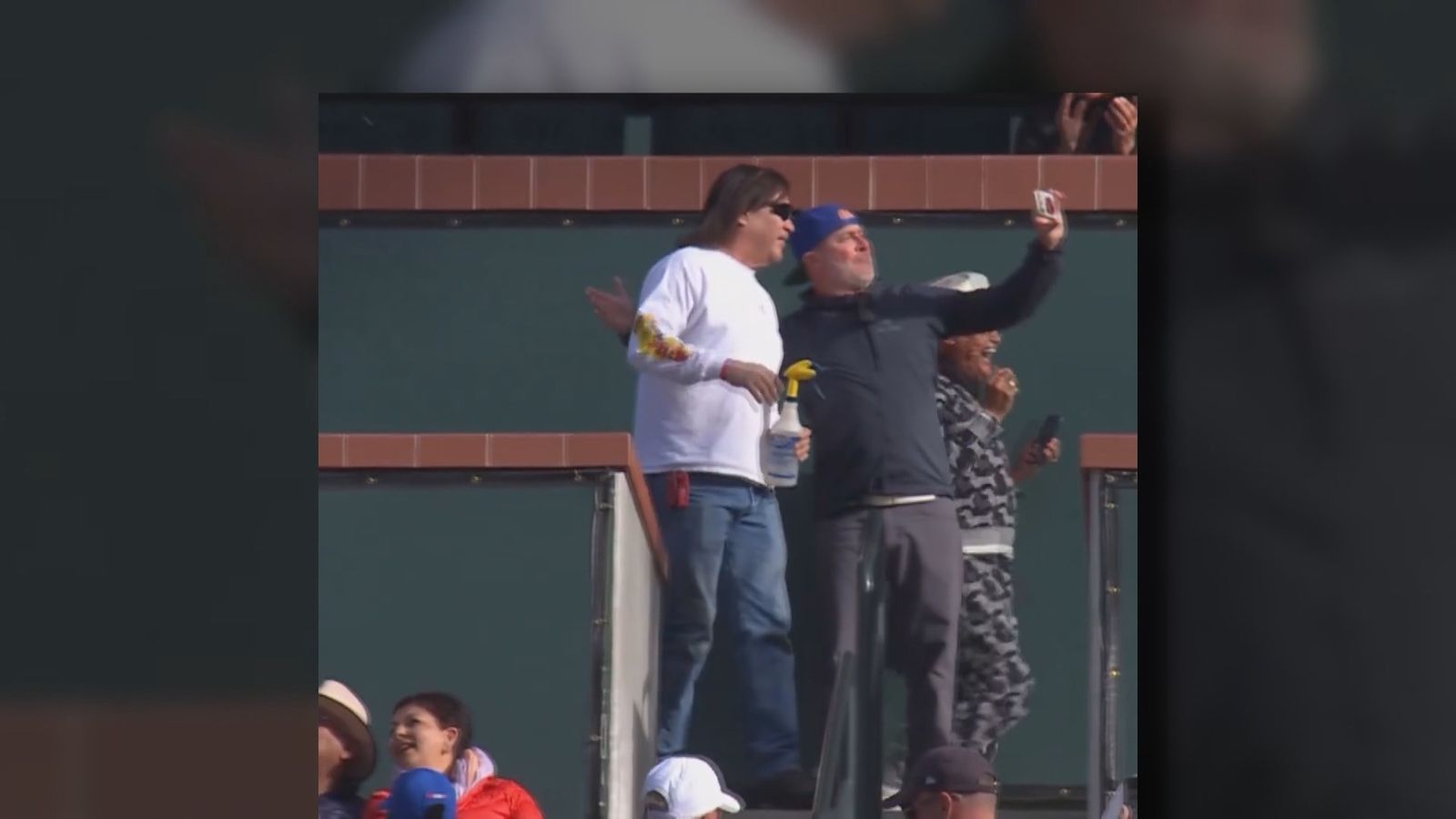 El apicultor de Indian Wells se hace un selfie con un espectador