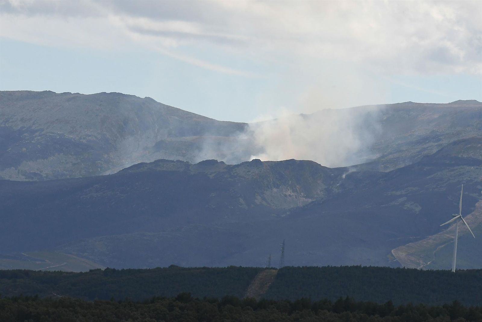 Vista del incendio del campo de tiro del Teleno este jueves