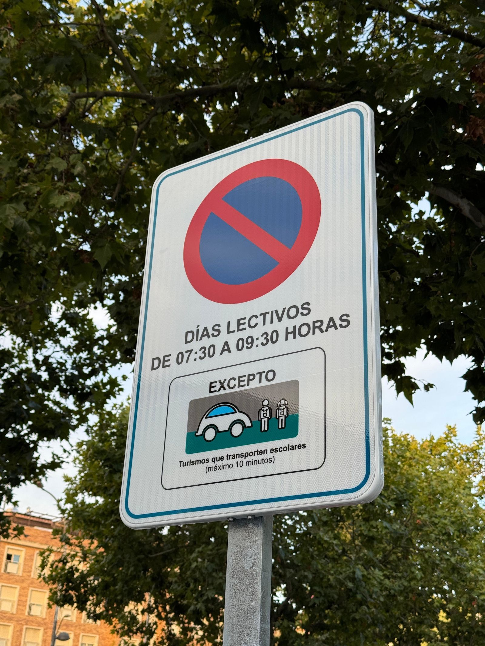 Señalización de la zona de estacionamiento escolar en Getafe
