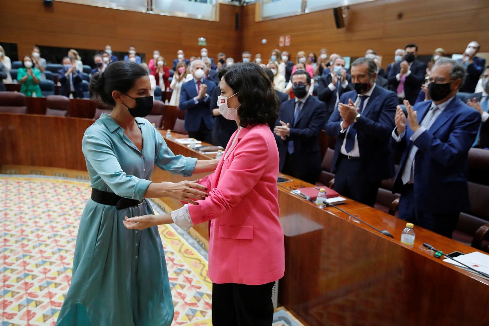 Ayuso y Monasterio se saludan tras el debate de investidura en la Asamblea de Madrid