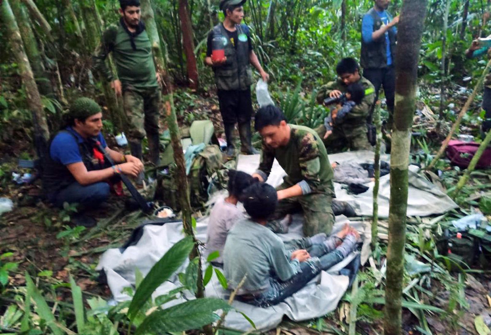 Niños rescatados vivos en la selva amazónica