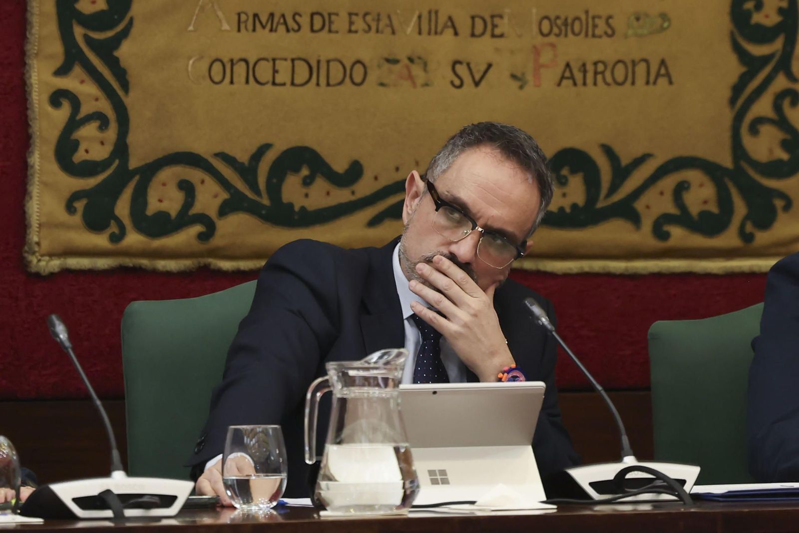 El alcalde de Móstoles niega en el pleno las acusaciones de abuso sexual y laboral