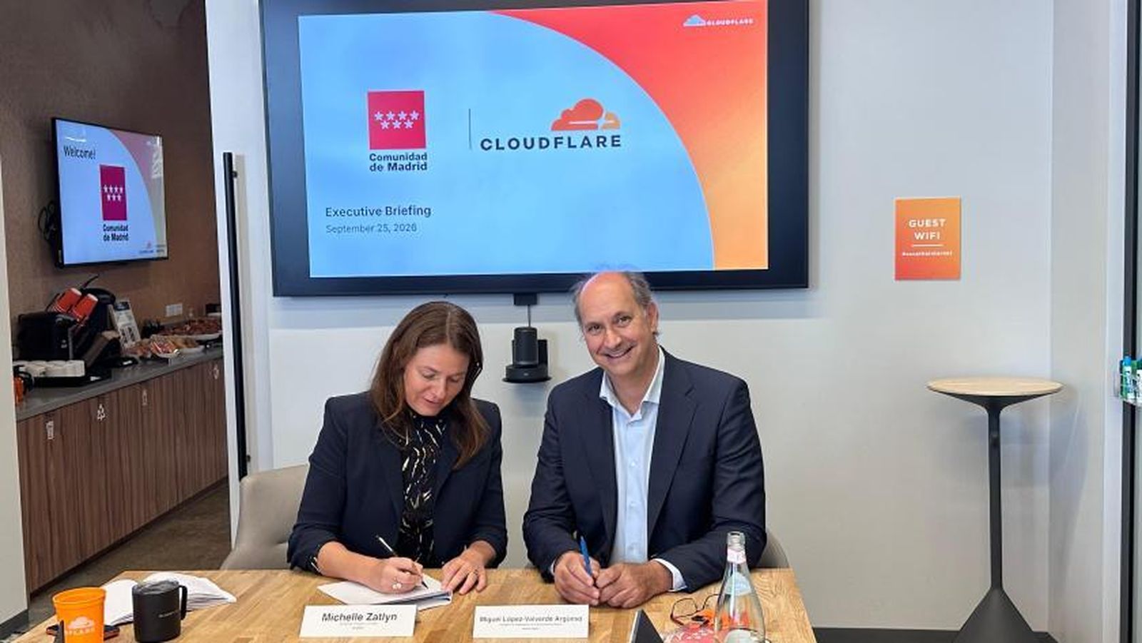 El consejero de Digitalización, Miguel López-Valverde, con la presidenta y fundadora de la tecnológica Cloudflare, Michell Zatlyn