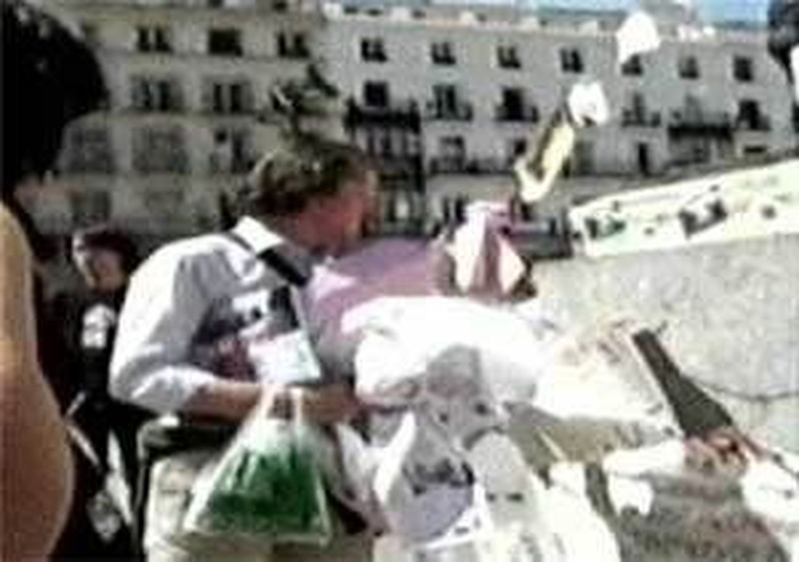 Trifulca en Sol entre los “acampados” y un hombre que la emprendió con los carteles reivindicativos