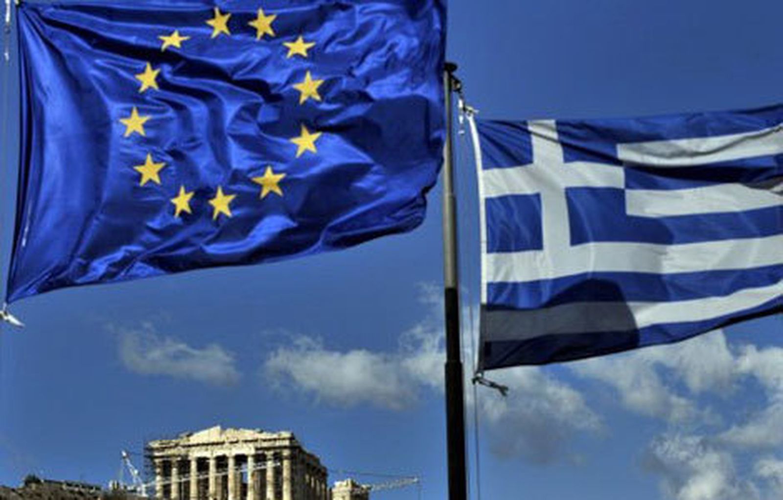 Las banderas de Grecia de la UE con el Partenón de fondo