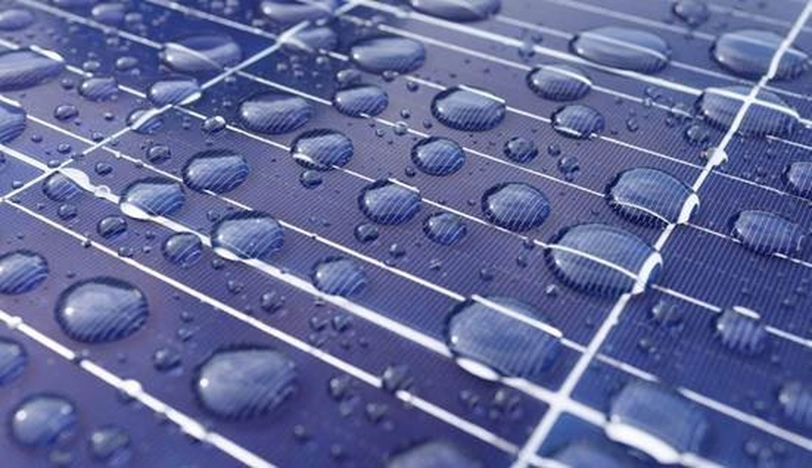 Gotas de lluvia sobre un panel solar