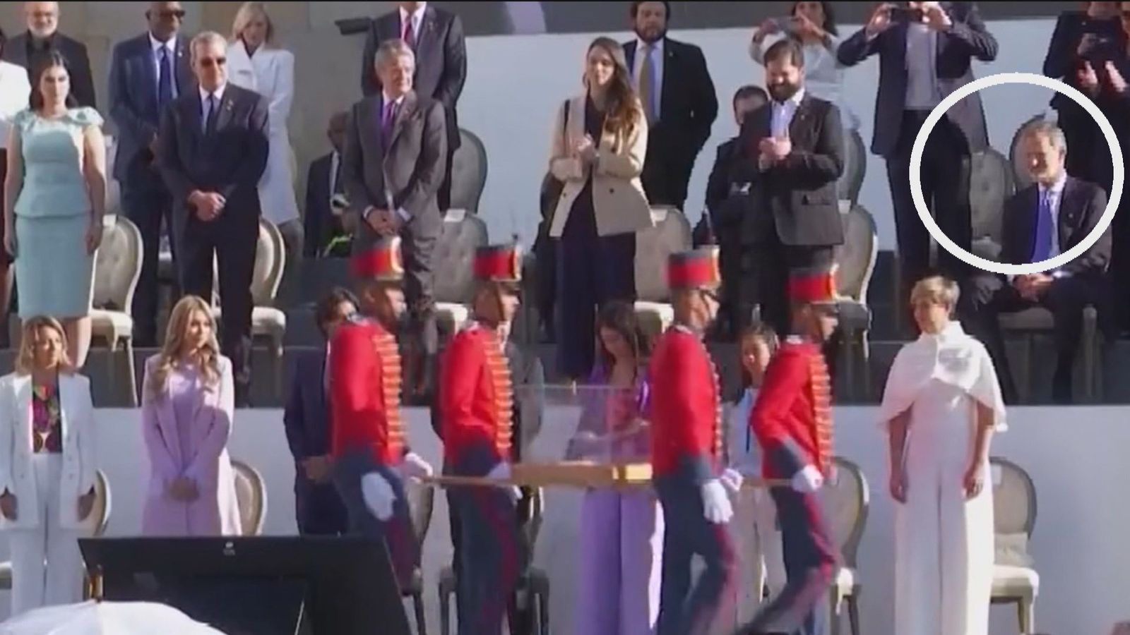 Podemos reclama a Felipe VI "una disculpa" por no levantarse al paso de la espada de Bolívar en Colombia