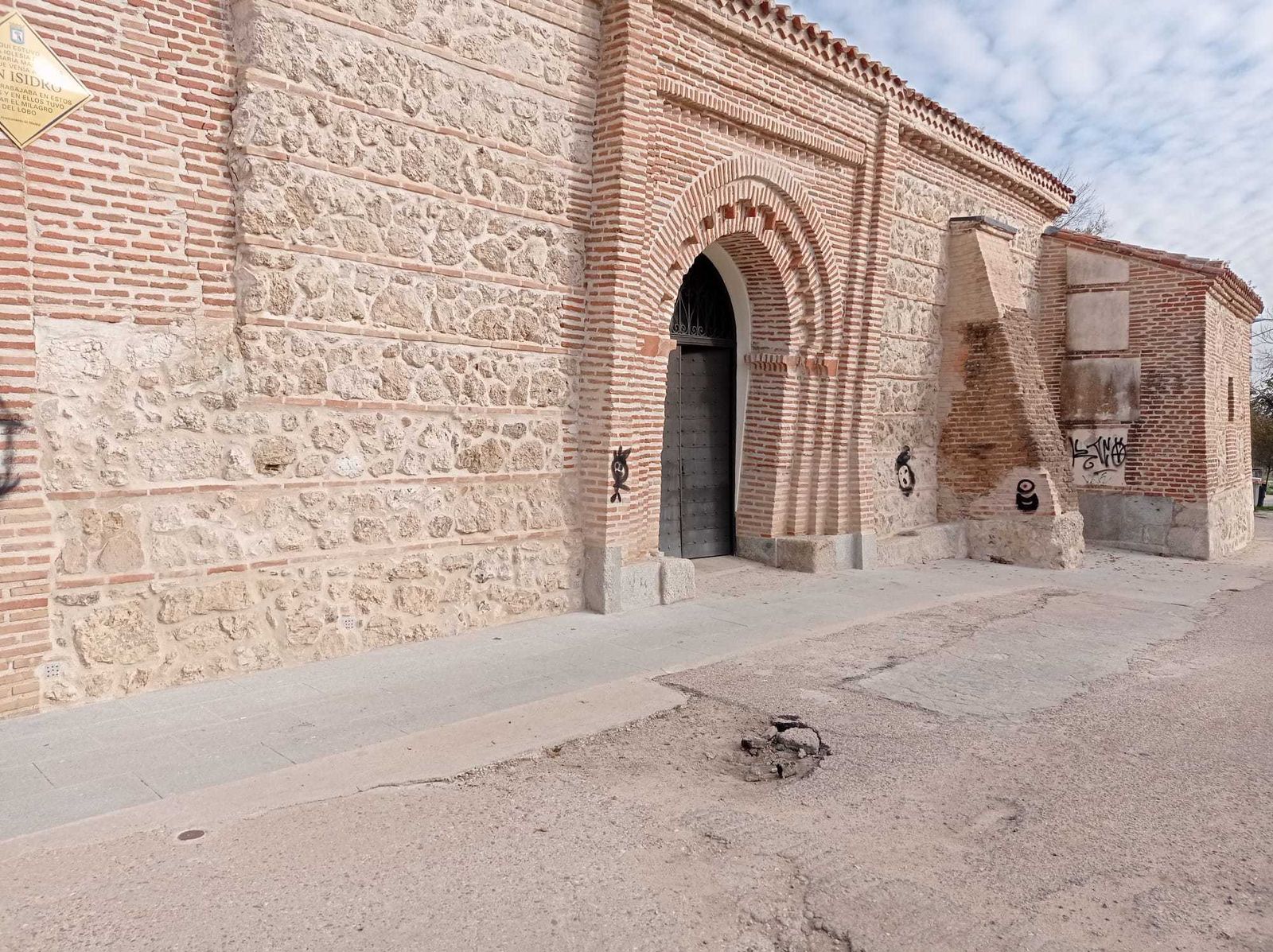 Pintadas en los muros de Santa María La Antigua de Carabanchel