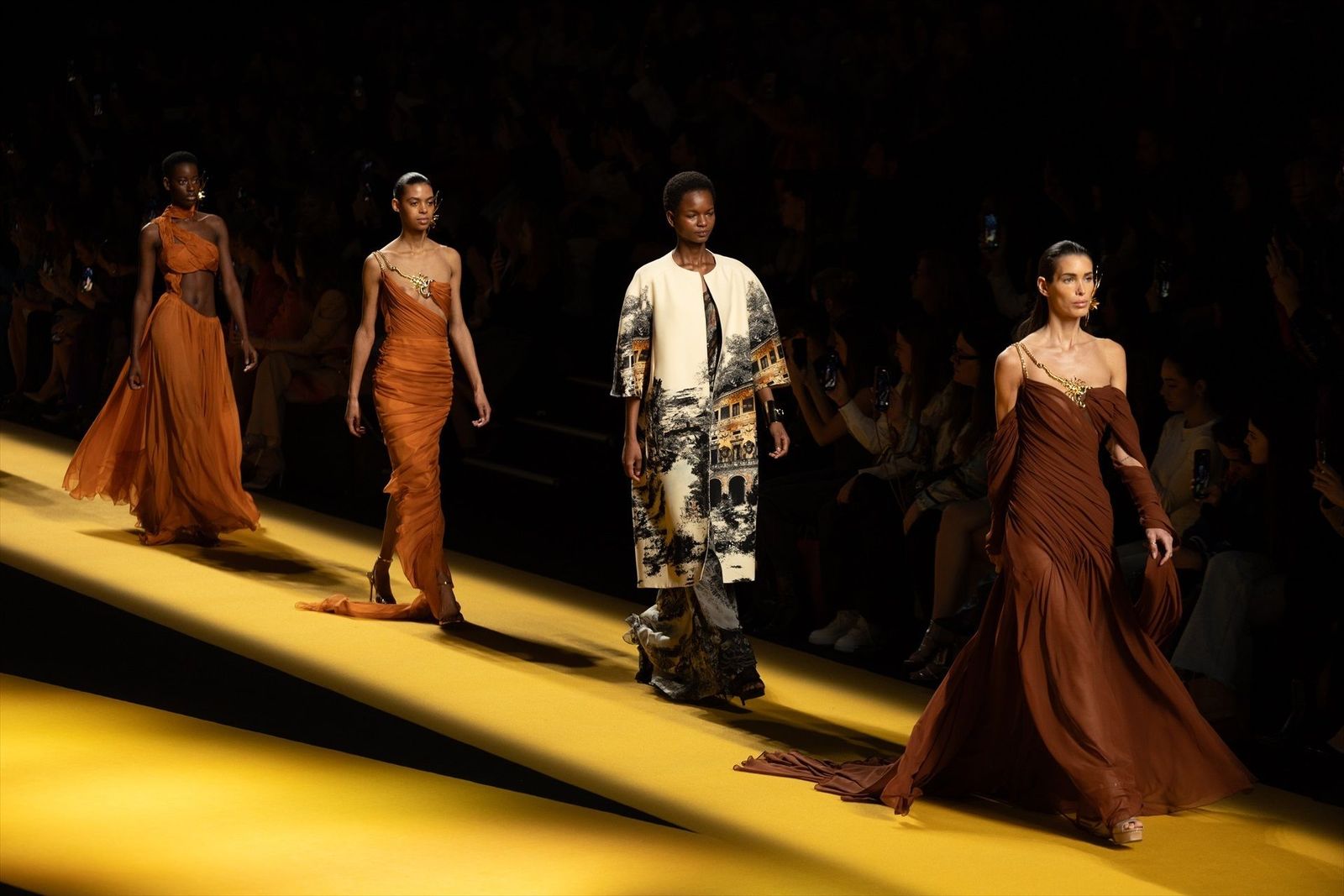 Isabel Sanchís, Paloma Suárez y Hannibal Laguna abren un segundo día, frenético, en la Fashion Week Madrid