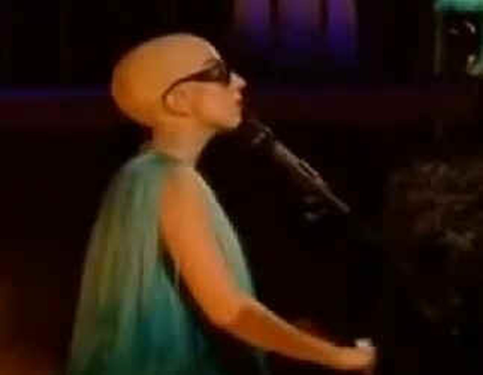 Lady Gaga se queda calva en pleno show