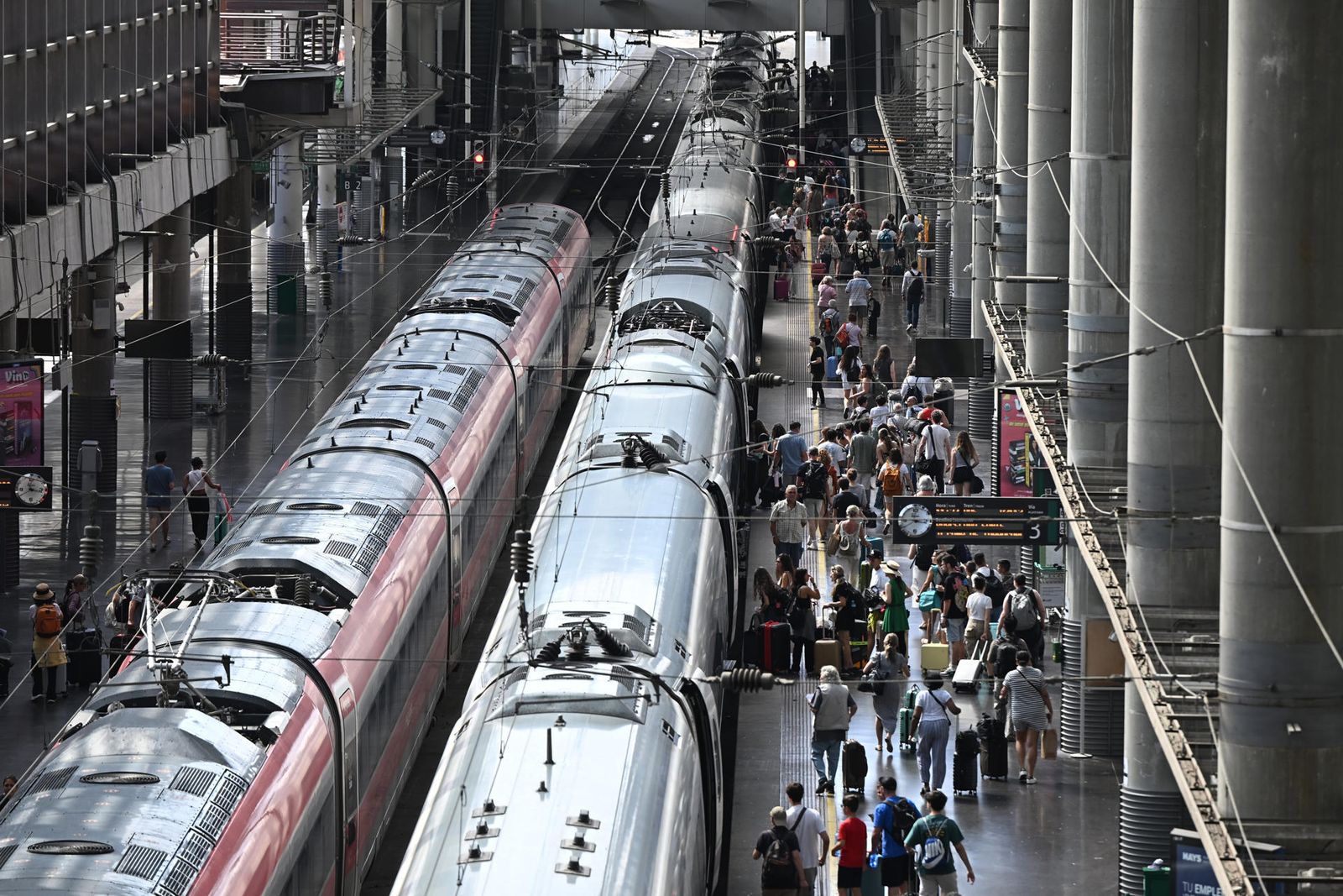 Varios usuarios caminan por los andenes de la Estación de Atocha, en Madrid