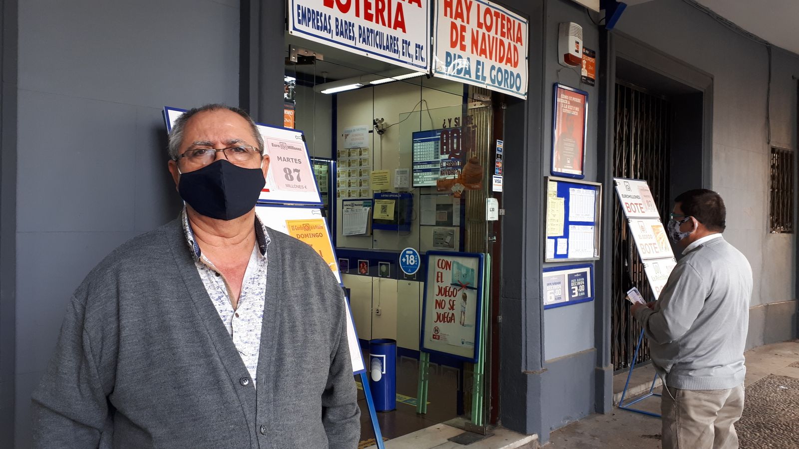 José Luis Sánchez, frente a su Administración de Lotería