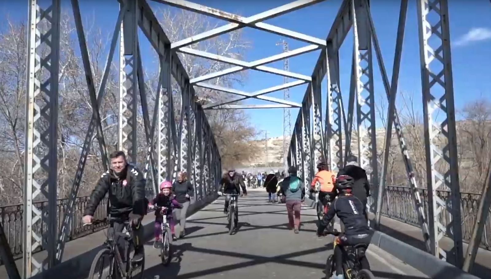 Ciclistas y peatones sobre el puente de Arganda