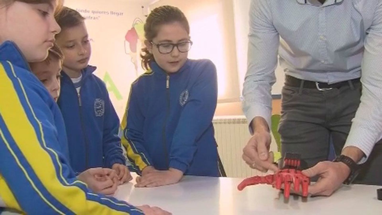 Escolares de Las Rozas imprimen una prótesis en 3D para una compañera