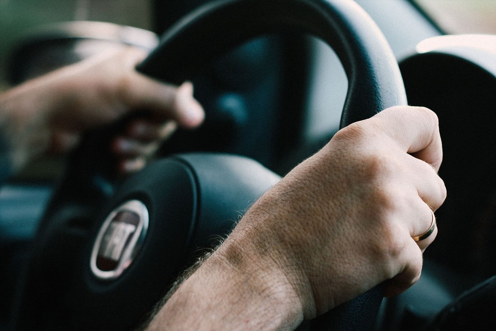 Conductor al volante de un automóvil