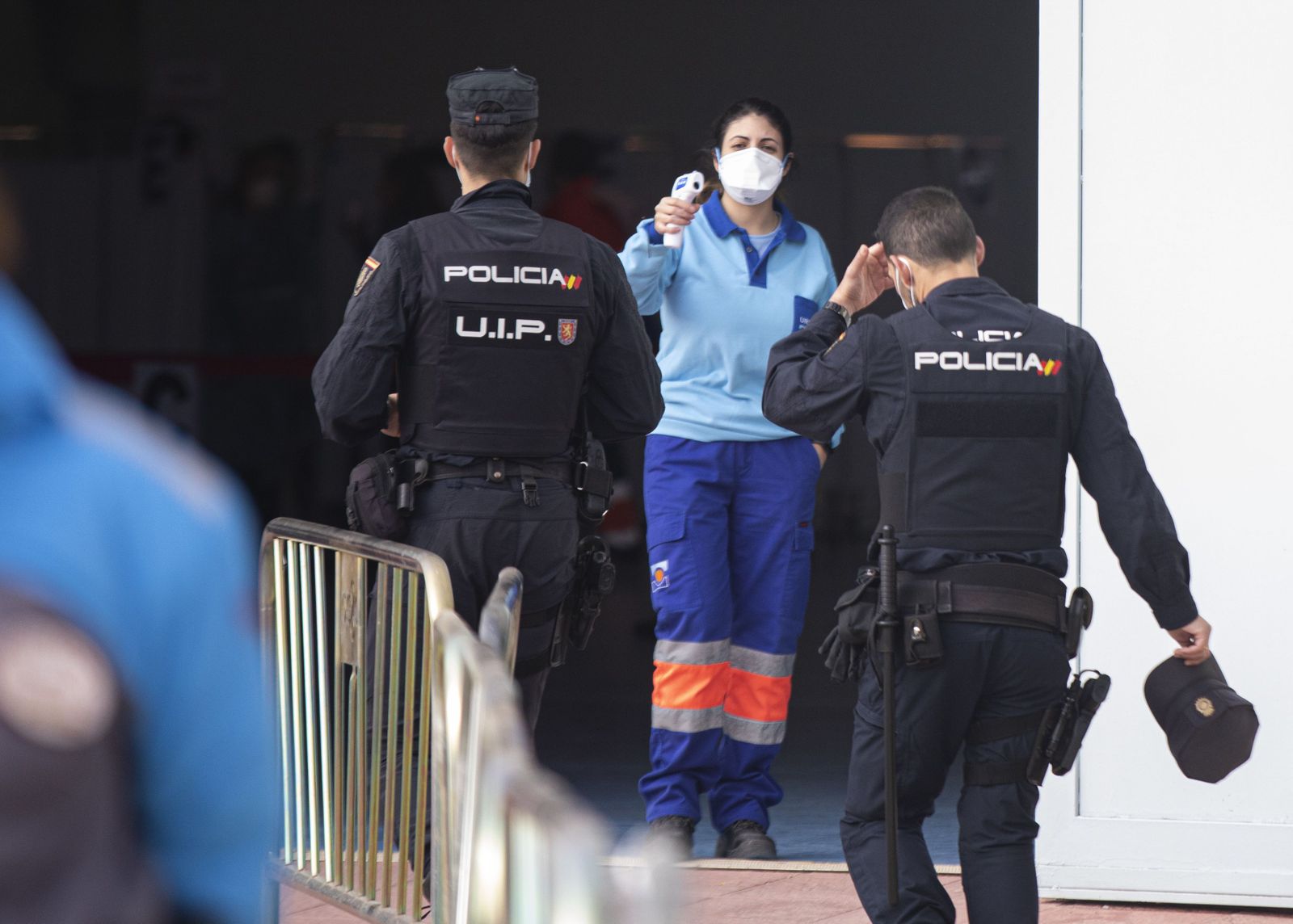 Policías piden mayor control de su salud tras ser vacunados con AstraZeneca