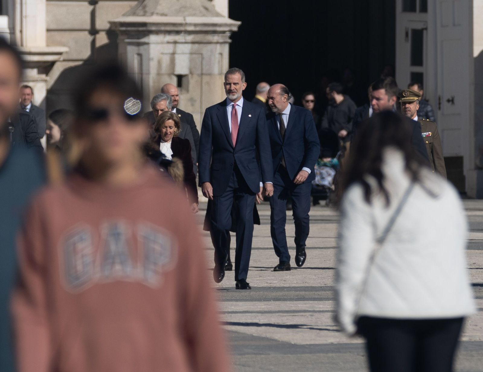 El rey Felipe VI sorprende a los turistas al salir caminando por la Plaza de la Armería