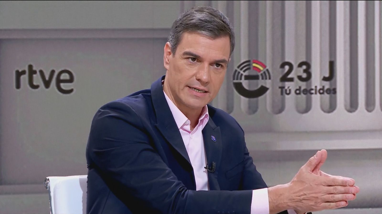 Pedro Sánchez reconoce que pactó con Bruselas peajes en las autovías en 2024