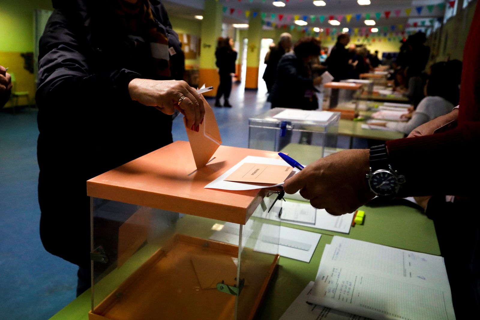 Una votante pasa por las urnas en este 10-N
