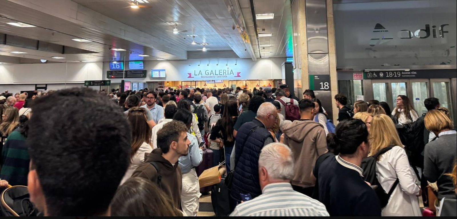 Cientos de pasajeros del AVE, afectados por una incidencia en Chamartín