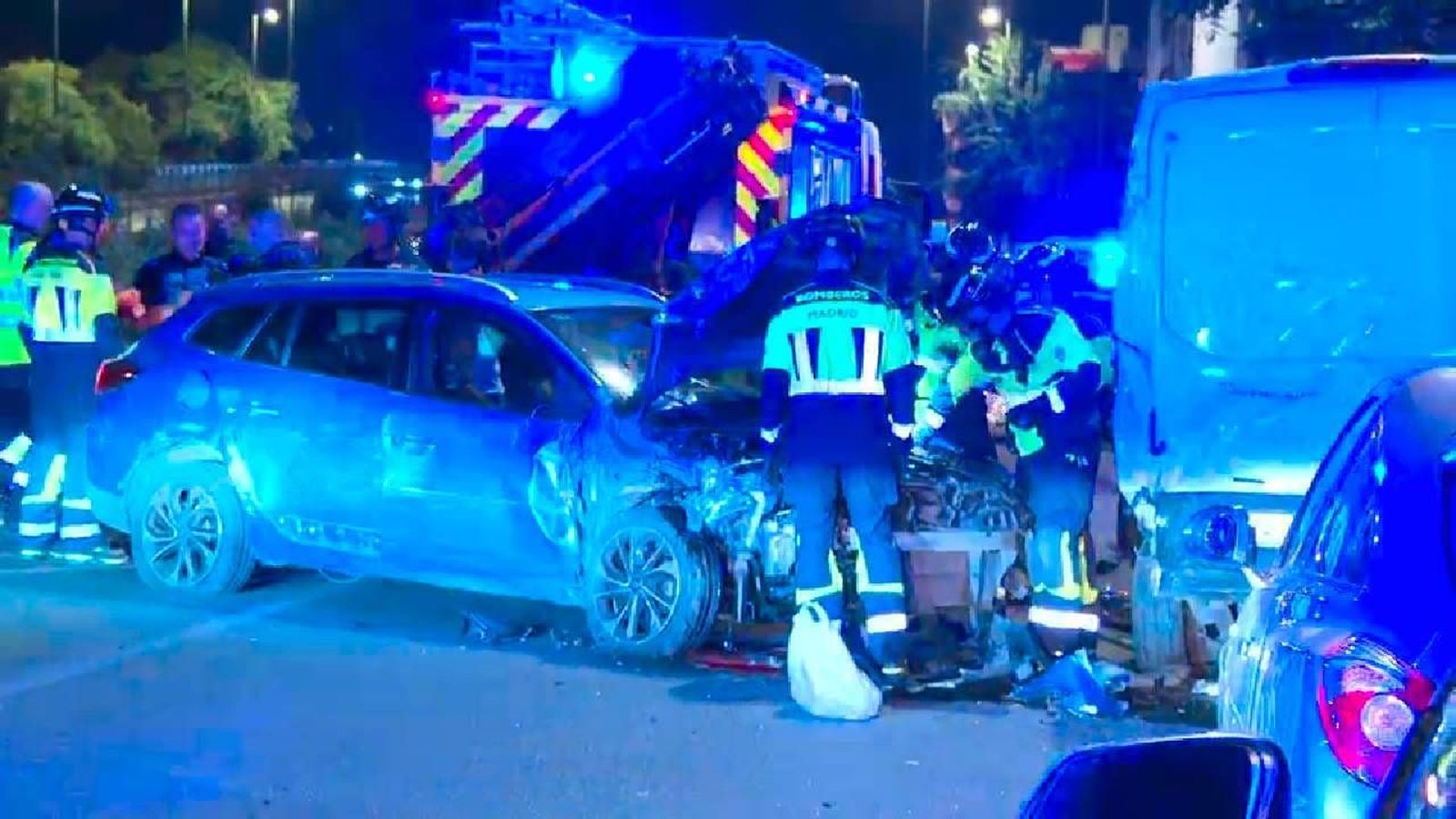 Accidente en la M-30 en Puente de Vallecas a pocos metros de un parque infantil: "Si no llega a estar la furgoneta..."