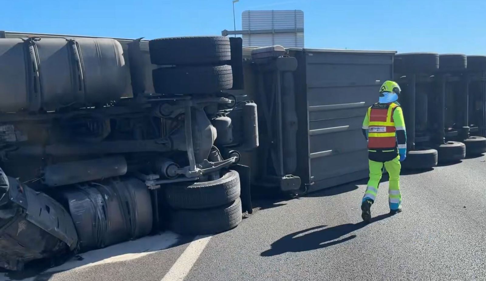 Vuelca un camión en la M-50 y su conductor resulta atrapado